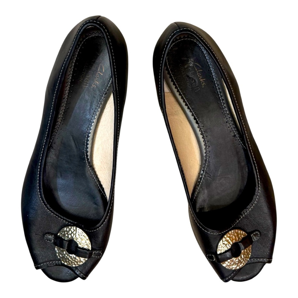 🆕CLARKS ARTISAN peep toe Black Flats with decorative hammered silver circle sz 9 - Picture 2 of 10